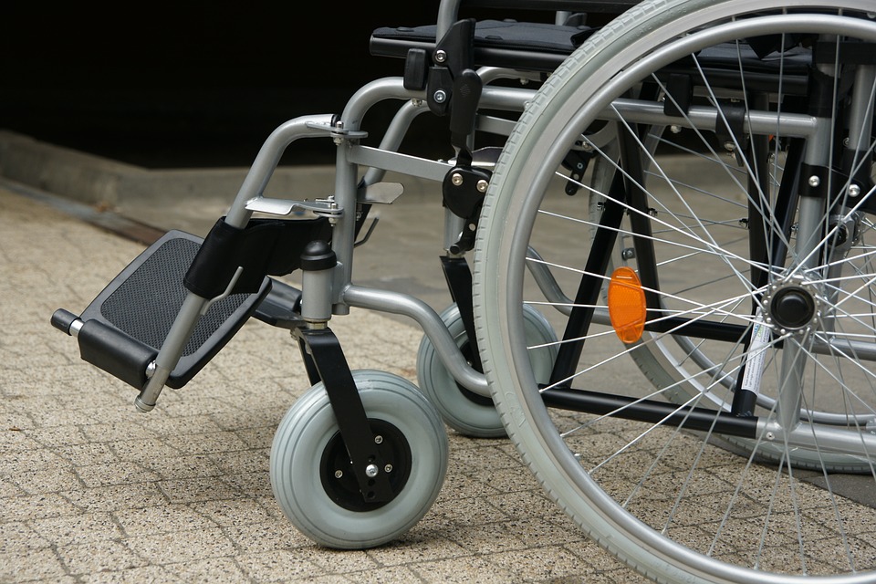 na zdjęciu wózek inwalidzki